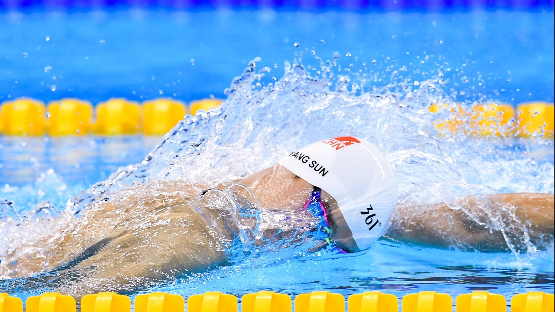 “东桃花岛赛场：缆绳滑水展现飞翔与技巧的完美结合”